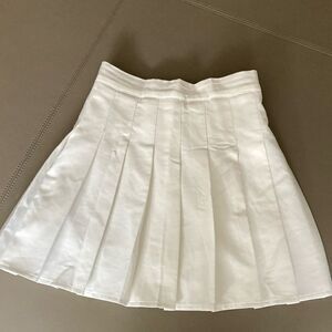 Sangtree Girls’ Pleated White Tennis Skirt with shorts. Size 14.